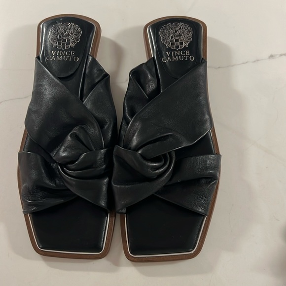 Vince Camuto Women’s black leather sandal with silver metal detail. Size 8. - Picture 1 of 3
